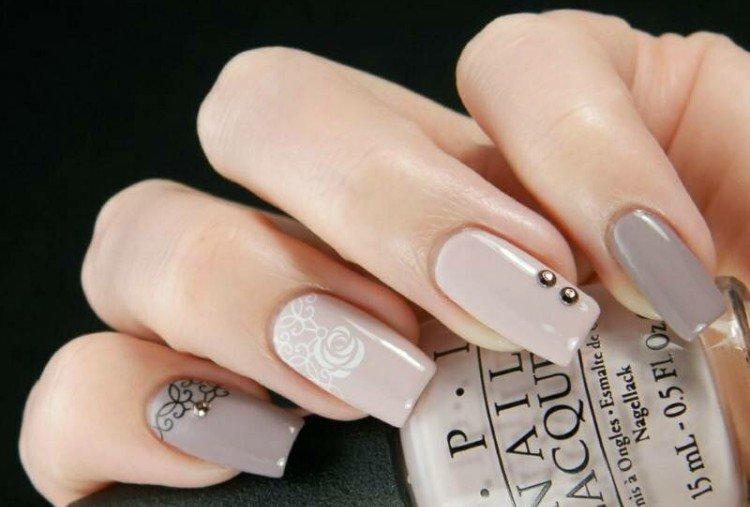 Manucure beige et grise