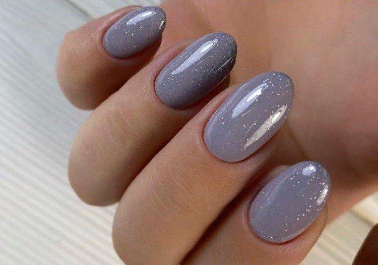 Manucure grise avec des reflets