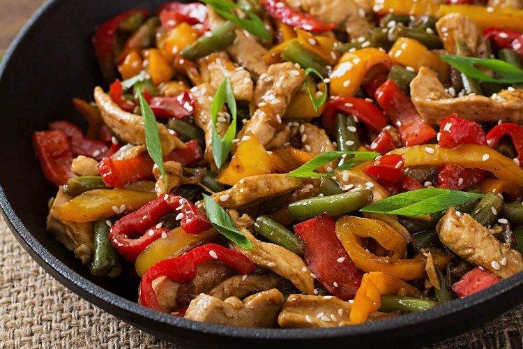 Haricots verts au poulet et poivrons