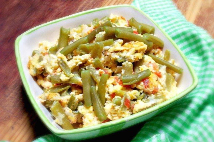 Haricots verts aux tomates et oeufs