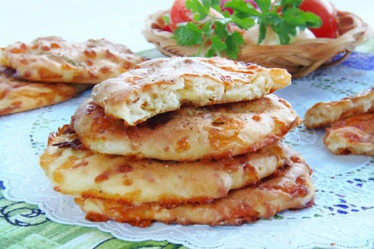 Khachapuri paresseux sur l'eau minérale