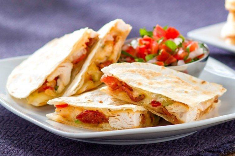 Quesadilla au poulet, herbes et olives