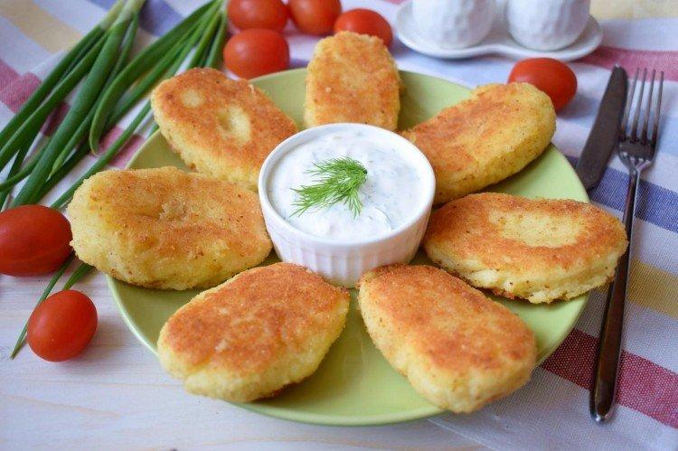 Escalopes de pommes de terre dans une poêle