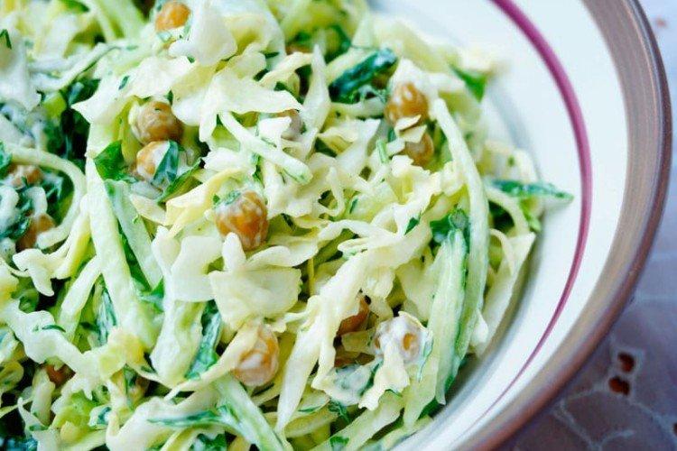 Salade de chou au concombre et petits pois