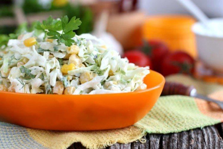 Salade de chou, concombre et maïs
