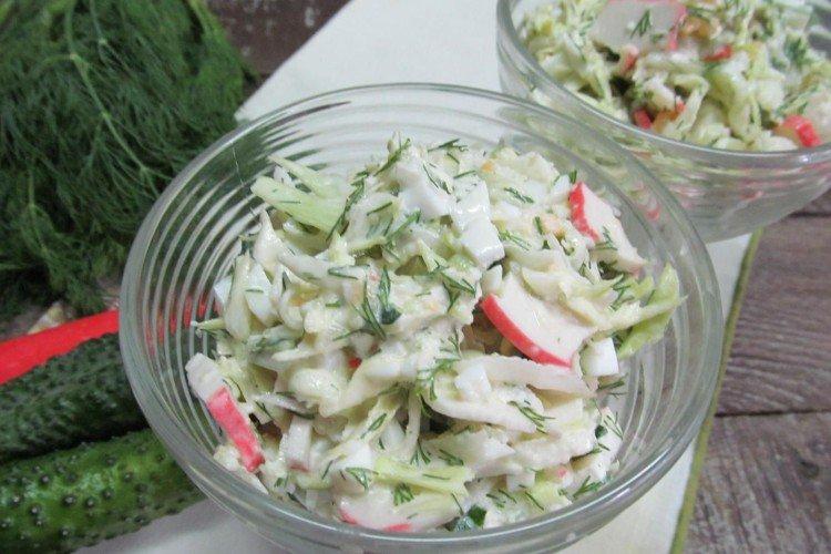 Salade de chou, concombres et bâtonnets de crabe