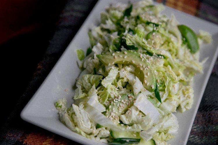 Salade de chou frais au concombre et avocat