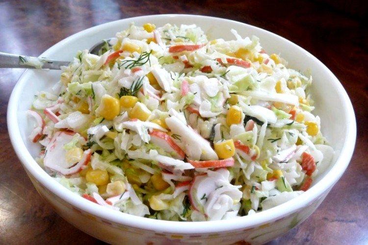 Salade de chou, carottes et bâtonnets de crabe