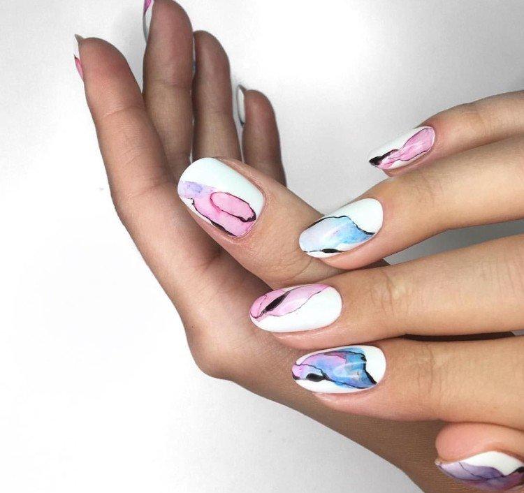 Conception d'ongles aquarelle