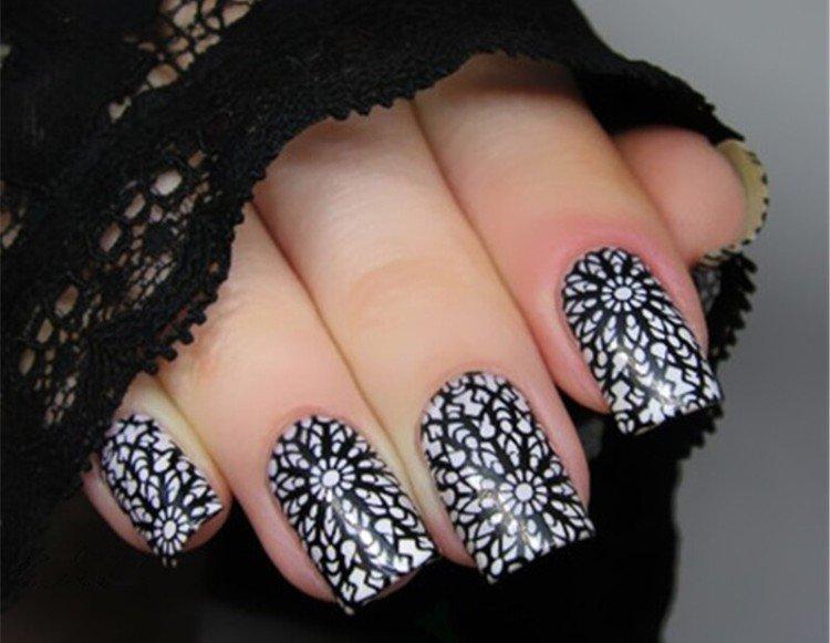 Manucure foncée avec motifs en dentelle