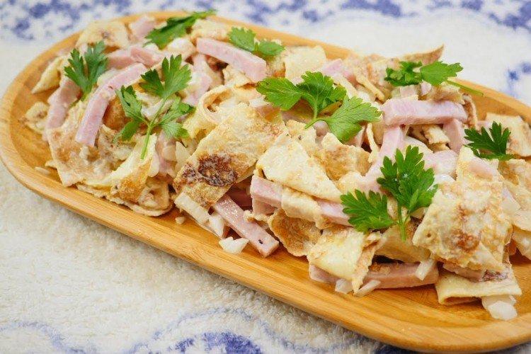 Salade de jambon et omelette