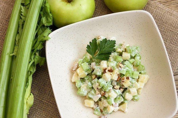 Salade diététique à la pomme et au céleri