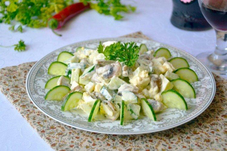 Salade de concombre et champignons