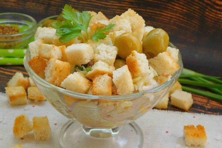 Salade rapide au thon et croûtons