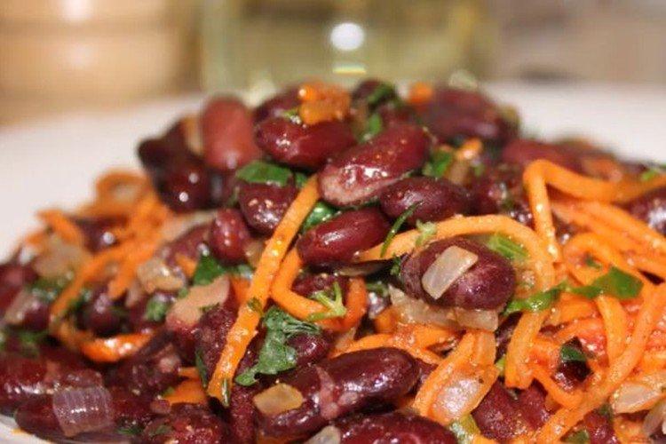 Salade coréenne de carottes et de haricots