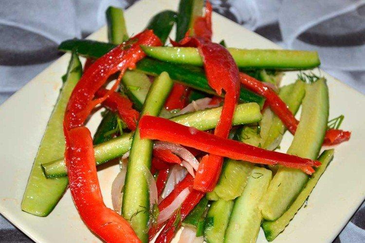 Salade épicée de concombre et de poivron