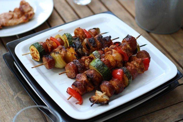 Shish kebab sur des brochettes en glaçage épicé