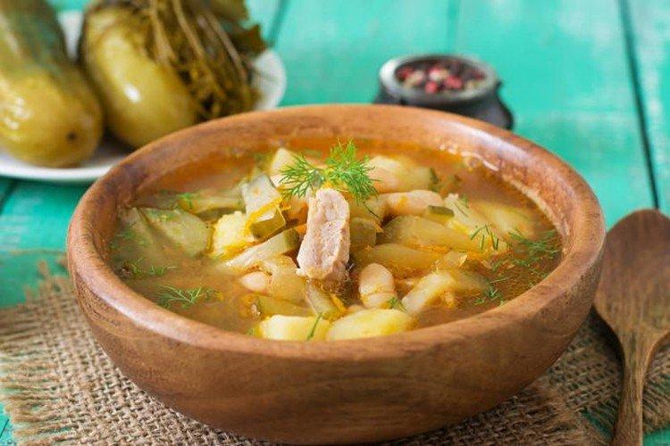 Soupe de haricots aux cornichons