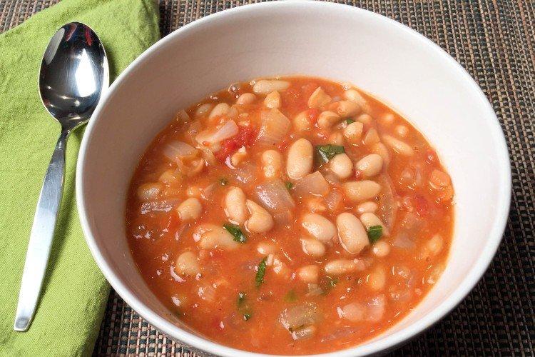 Soupe de haricots au céleri et aux herbes