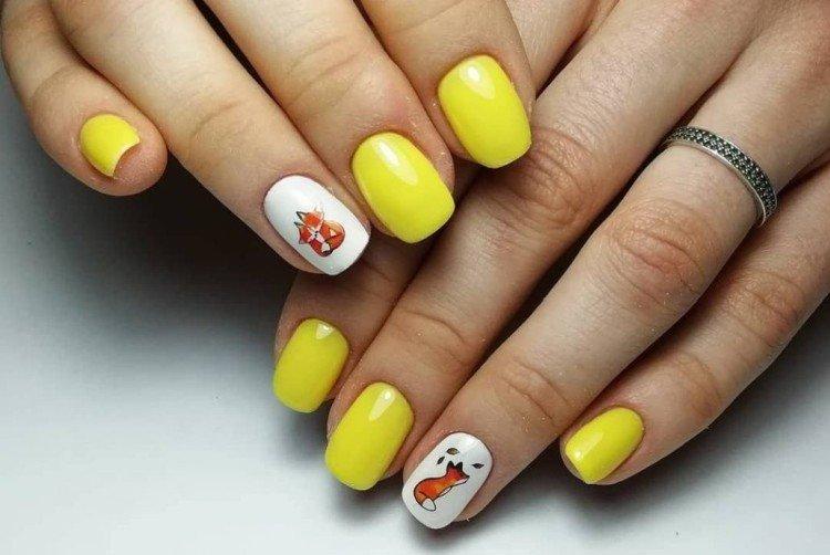 Manucure jaune pour ongles courts