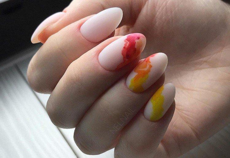 Dessins aquarelles lumineux en manucure