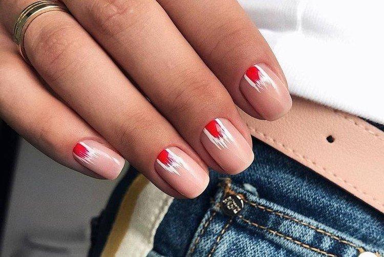 Manucure nue aux accents lumineux