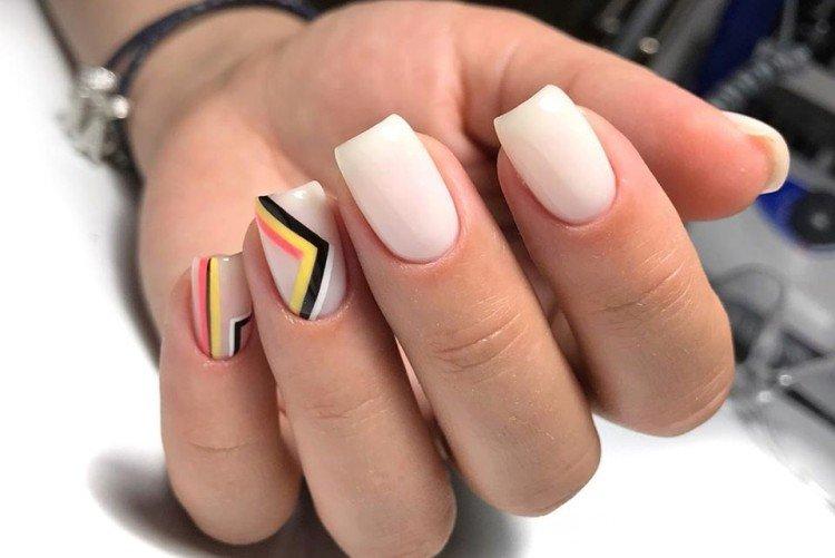 Manucure nue aux accents lumineux