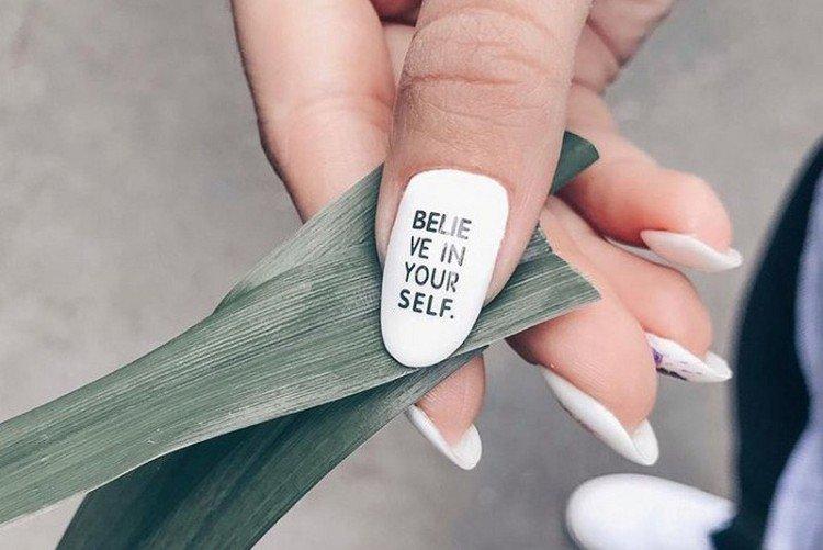 Lettrage sur les ongles