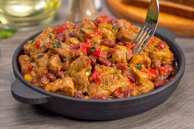 Porc au four avec des haricots