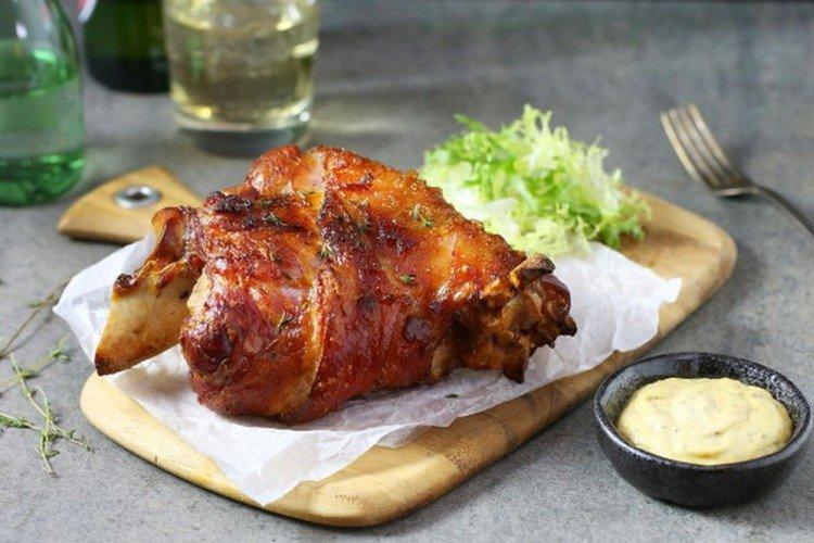 Jarret de porc au four dans une marinade soja-moutarde