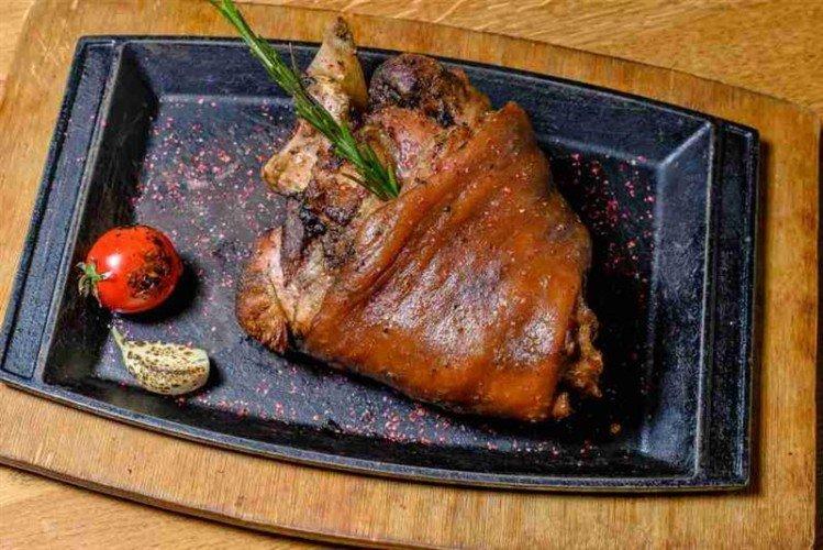 Jarret de porc au vin rouge