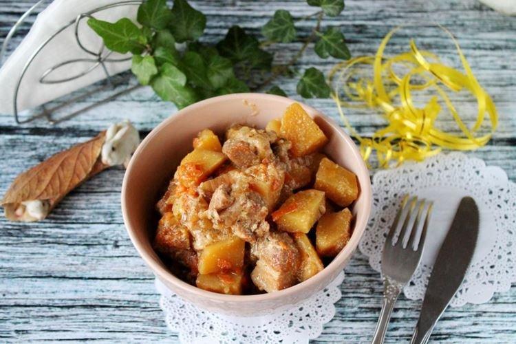 Pommes de terre au four avec de la viande