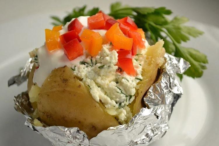 Pommes de terre au four avec fromage feta en papillote