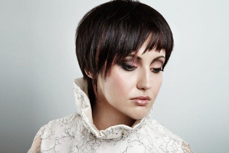 Chapeau à frange oblique