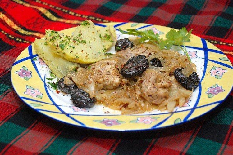 Poulet aux pruneaux dans une poêle