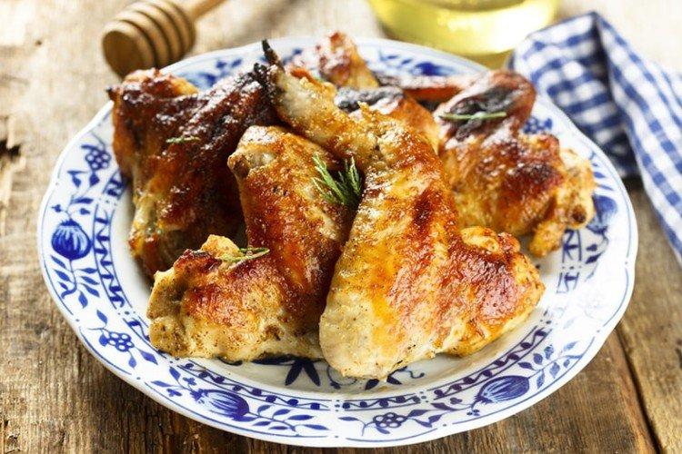 Poulet à la moutarde dans une poêle