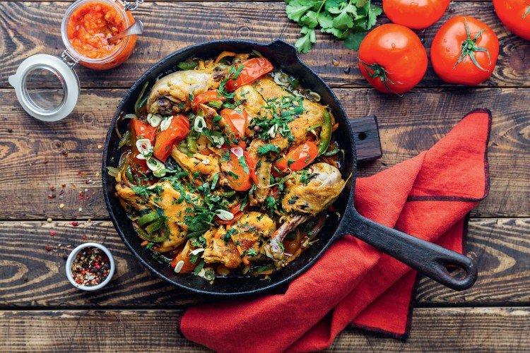 Poulet abkhaze dans une casserole