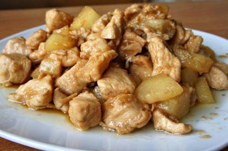 Poulet à l'ananas dans une poêle