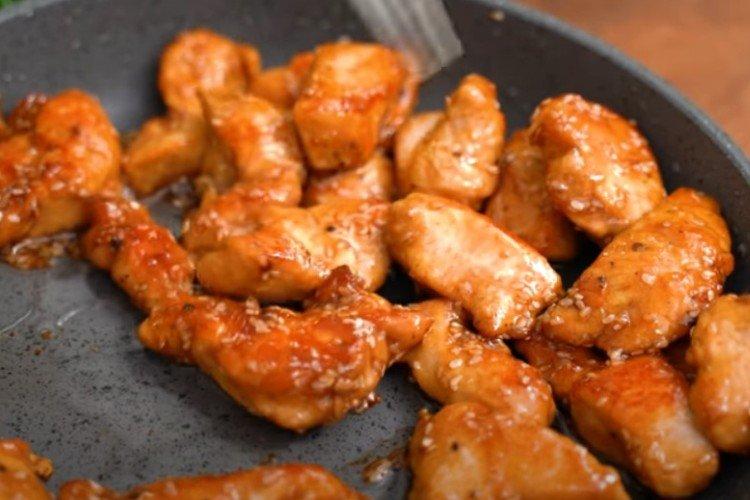 Poulet de velours dans une poêle