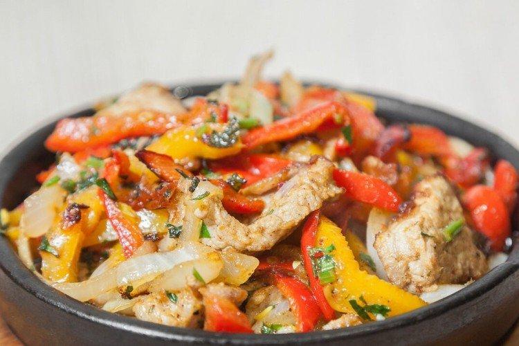 Poulet aux poivrons dans une poêle