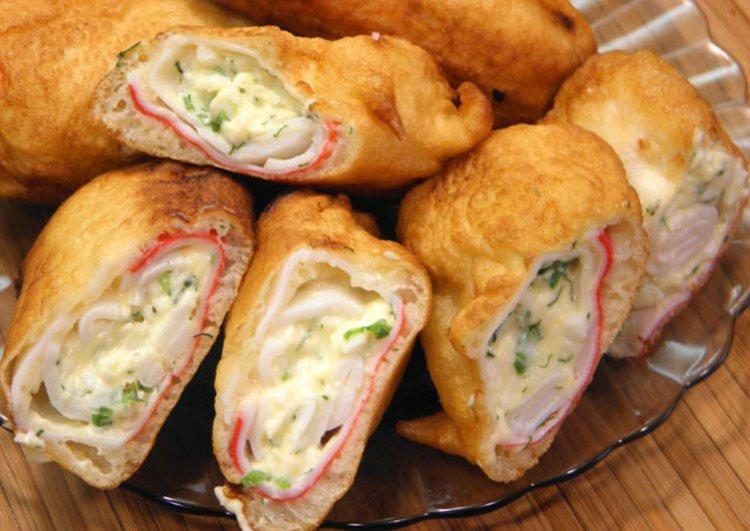 Bâtonnets de crabe avec du fromage et des herbes en pâte