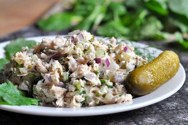 Salade de thon et concombres marinés