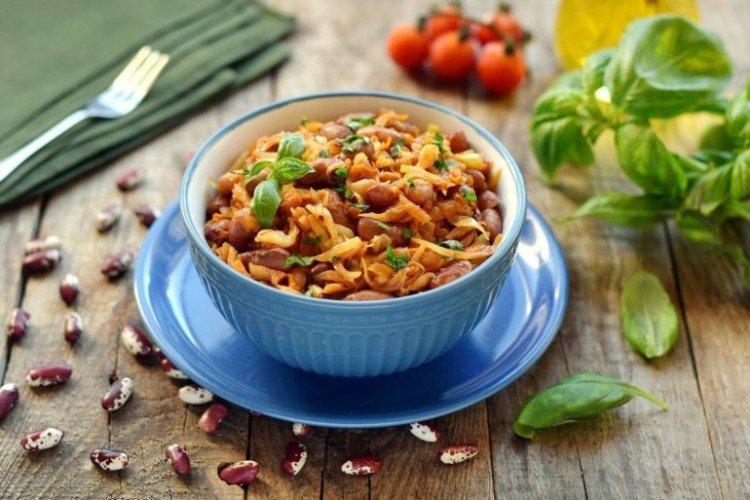 Chou cuit avec des haricots et de la viande