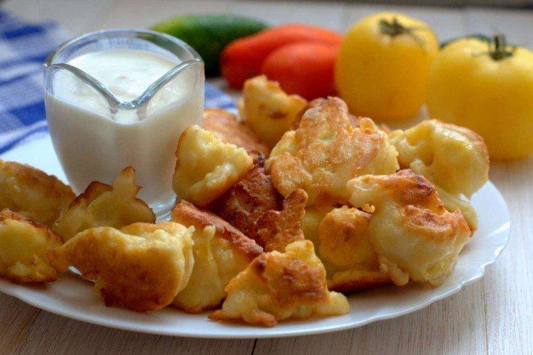 Chou-fleur en pâte dans une casserole