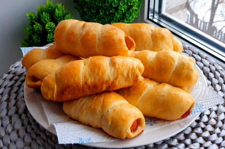 Saucisses en pâte dans un multicuiseur