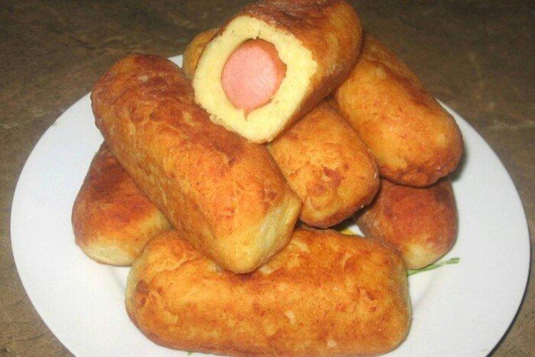 Saucisses en pâte de pomme de terre dans une casserole