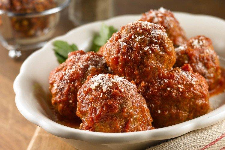 Boulettes de viande avec du riz dans une casserole
