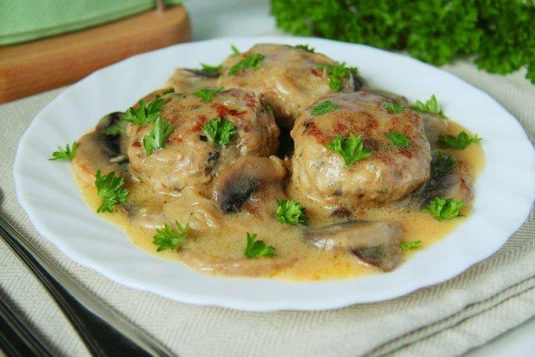 Boulettes de viande au riz et sauce aux champignons