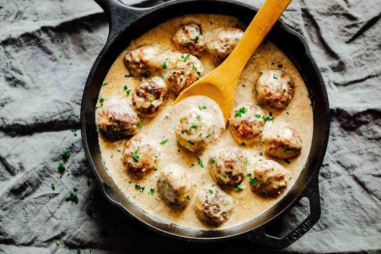 Boulettes de viande avec sauce à la crème sure