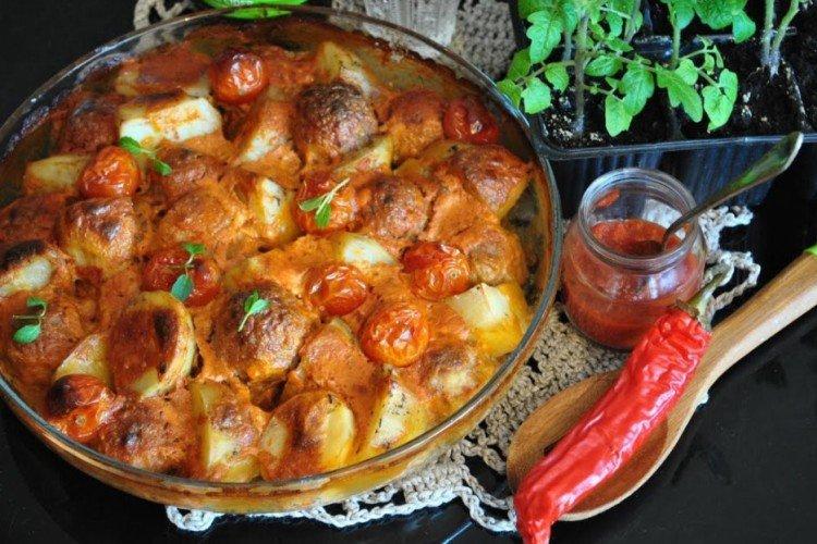 Boulettes de viande avec pommes de terre et sauce au four